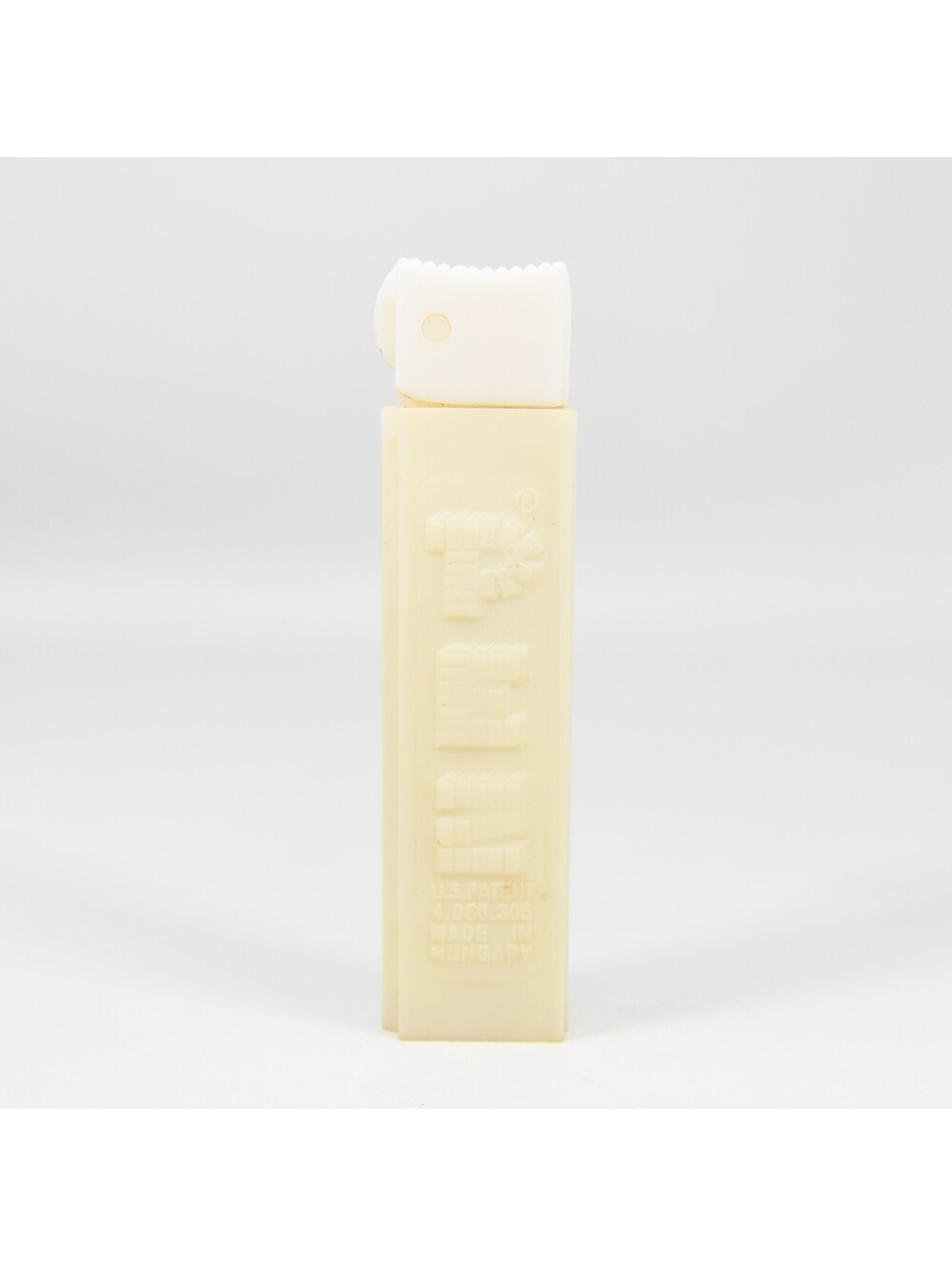 VTG Original Pez Candy Regular Dispenser White Flip Top Cigarett Lighter No Feet